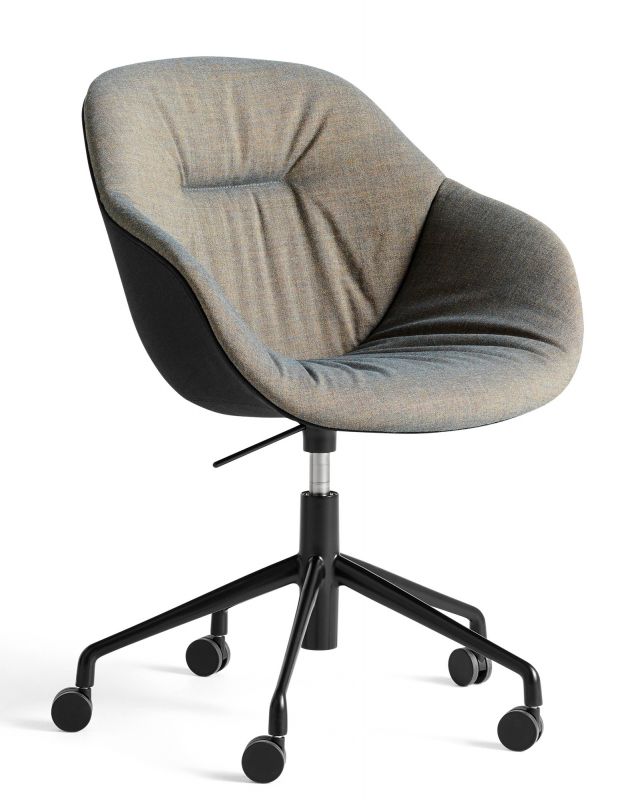 About a Chair AAC153 Soft Duo Stuhl von Hay mit grauem Stoffbezug und schwarzem Fußkreuz.